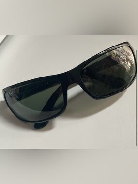 Ray-Ban RB4075 polarized rectangular sunglasses black nylon frame/green classic